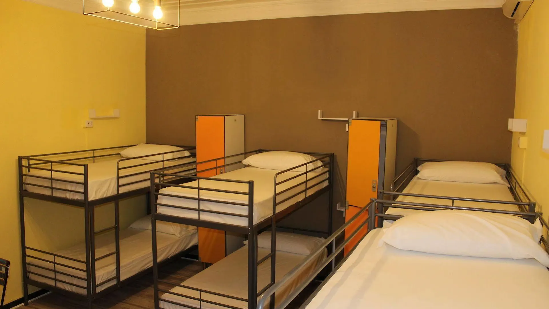 Victoria House Hostel Genoa
