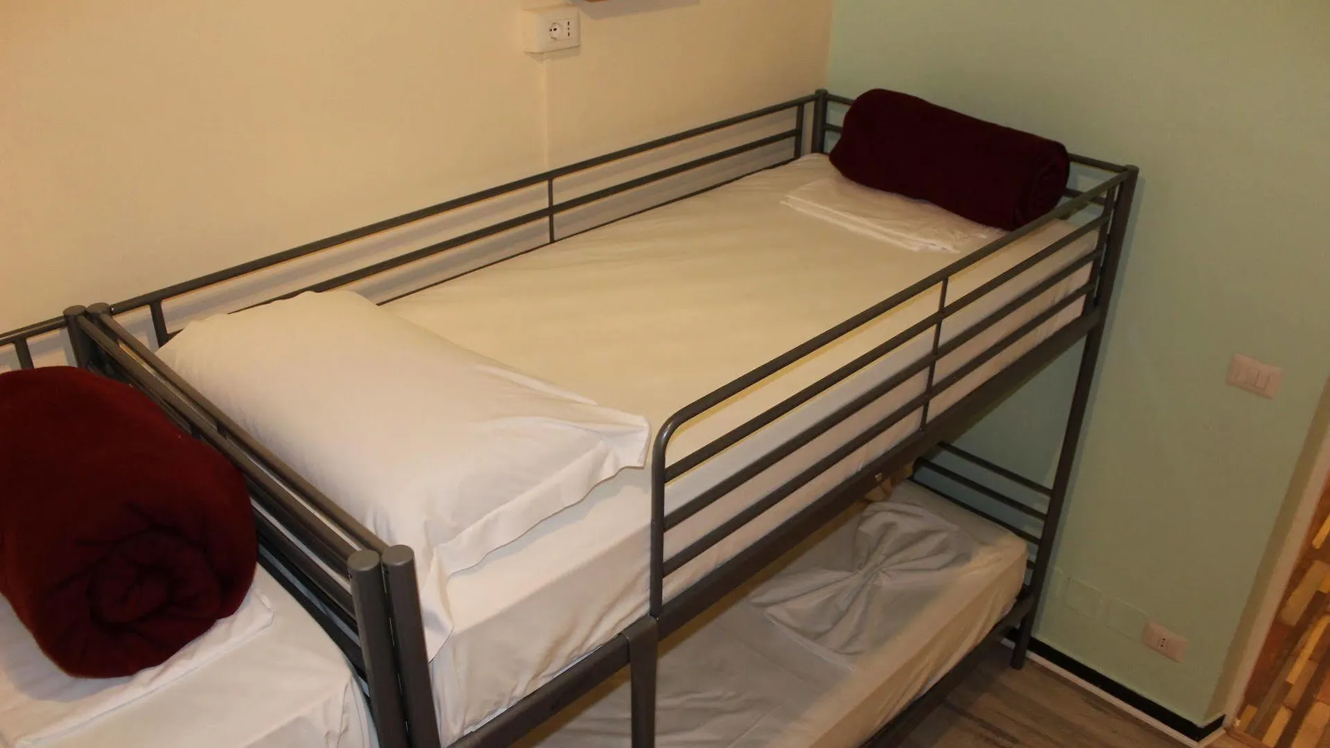 Victoria House Hostel Genoa Italy